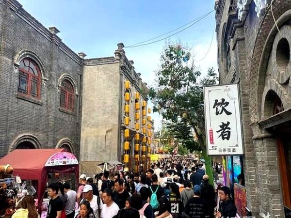 维度配资 保定西大街假期迎客6.7万人次，背后藏着哪些消费新趋势